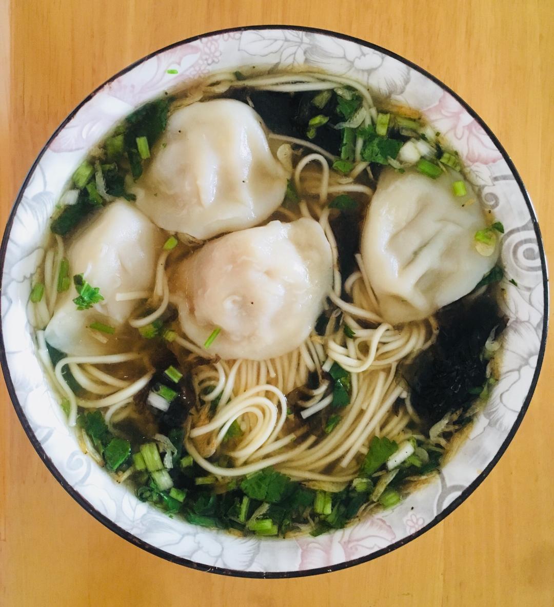 先将就一顿吧用料速成汤饺面的做法大火烧开水先煮饺子后煮面,饺子飘