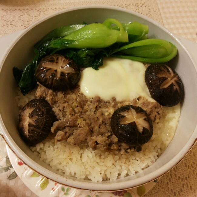 牛肉窝蛋煲仔饭