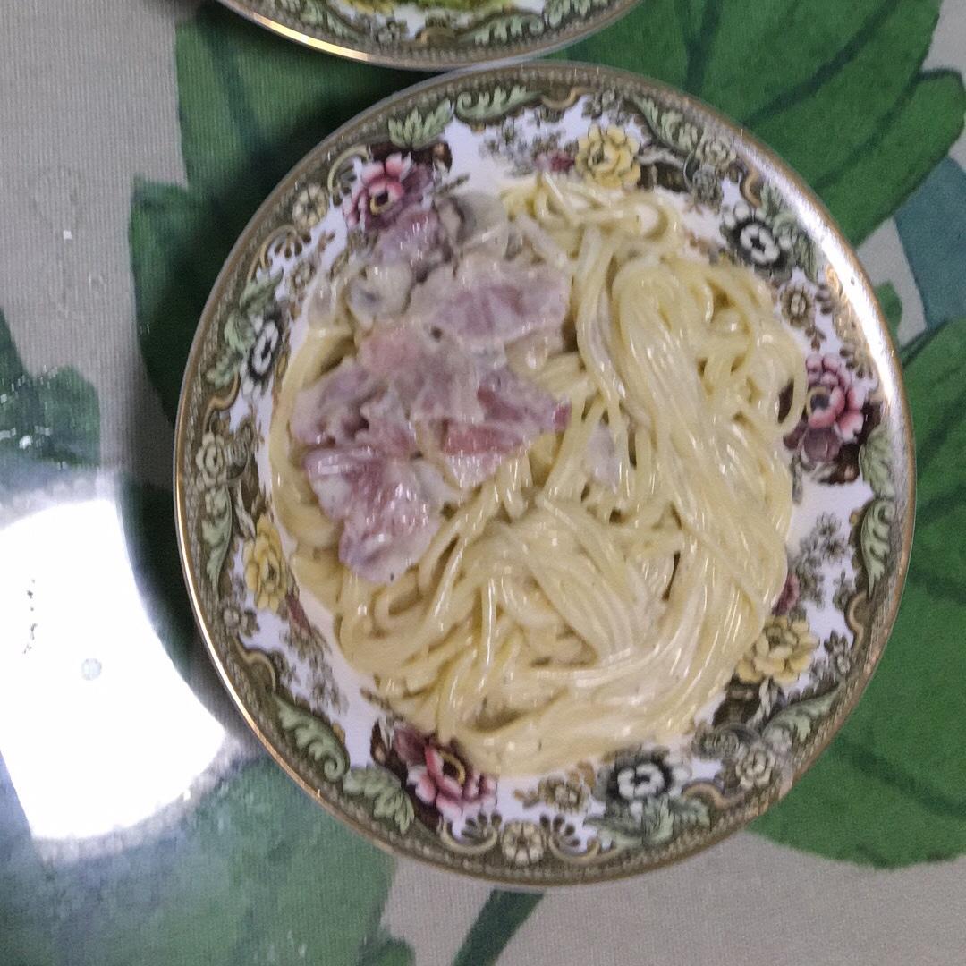 白蘑菇奶油培根意面