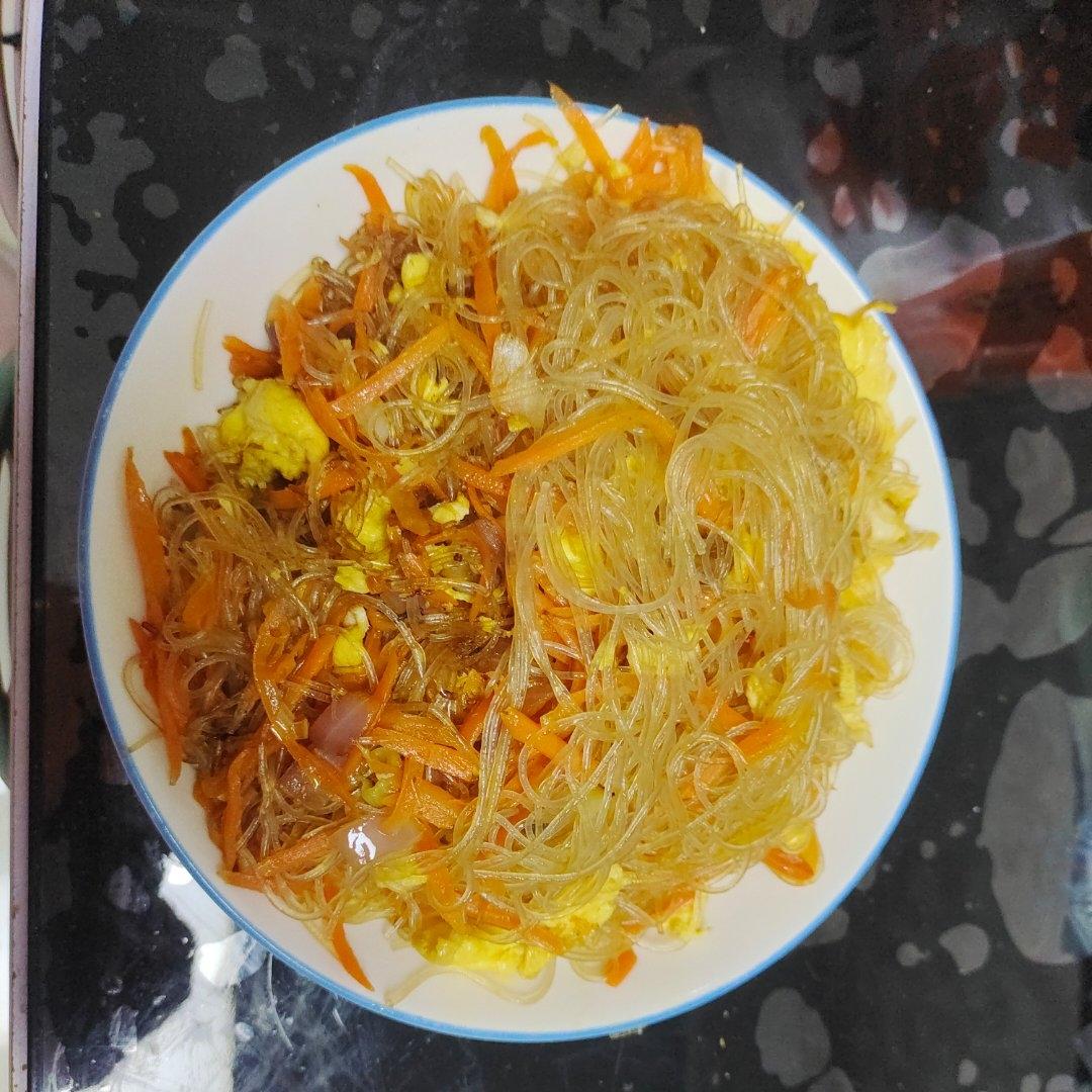 做鸡蛋炒粉丝，千万不要直接炒，多加一步，好看又好吃