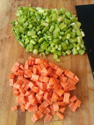 凉拌芹菜花生米胡萝卜的做法 步骤2