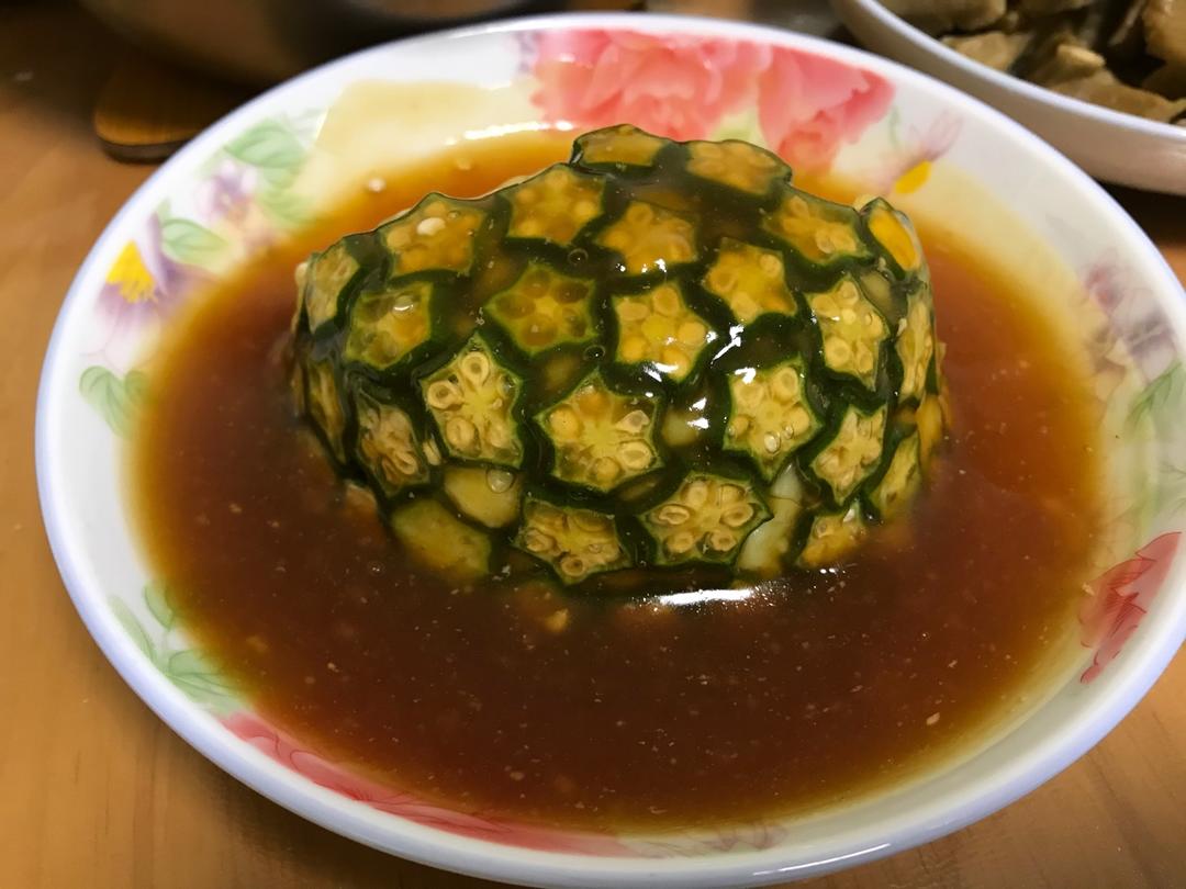 这绝对是秋葵颜值最高的做法，好看又好吃，端上桌最先光盘