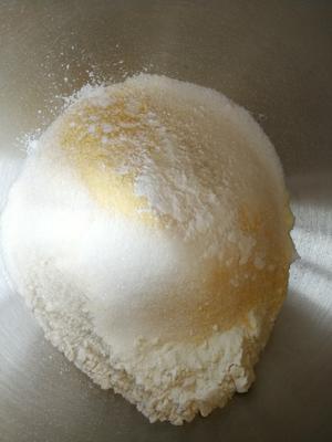 玉米面粉鸡蛋红枣发糕的做法 步骤2