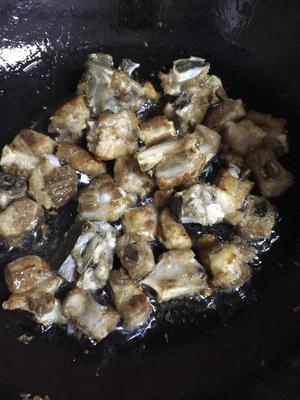 排骨腊肠香菇土豆胡萝卜闷饭电饭锅版的做法 步骤6