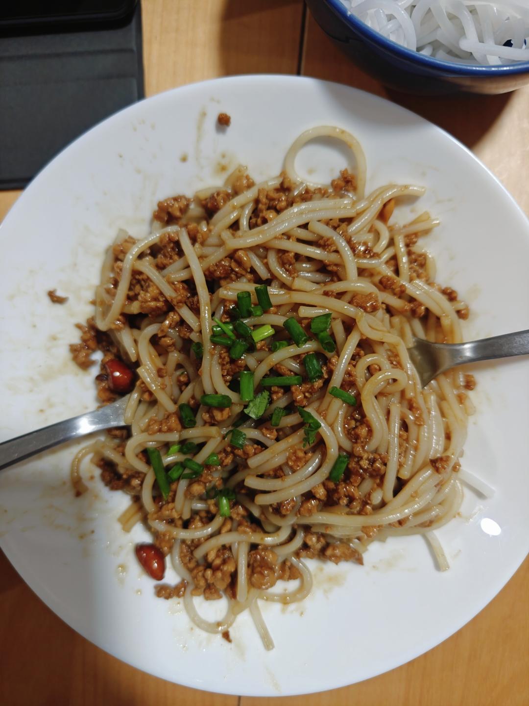 好吃到舔碗的酱肉拌米粉🔥