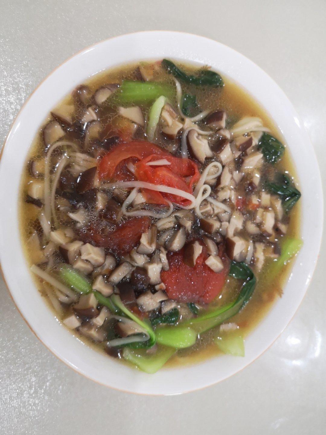 菌汤面条 看得见的香菇 尝得到的鲜美 这才是真正的菌汤