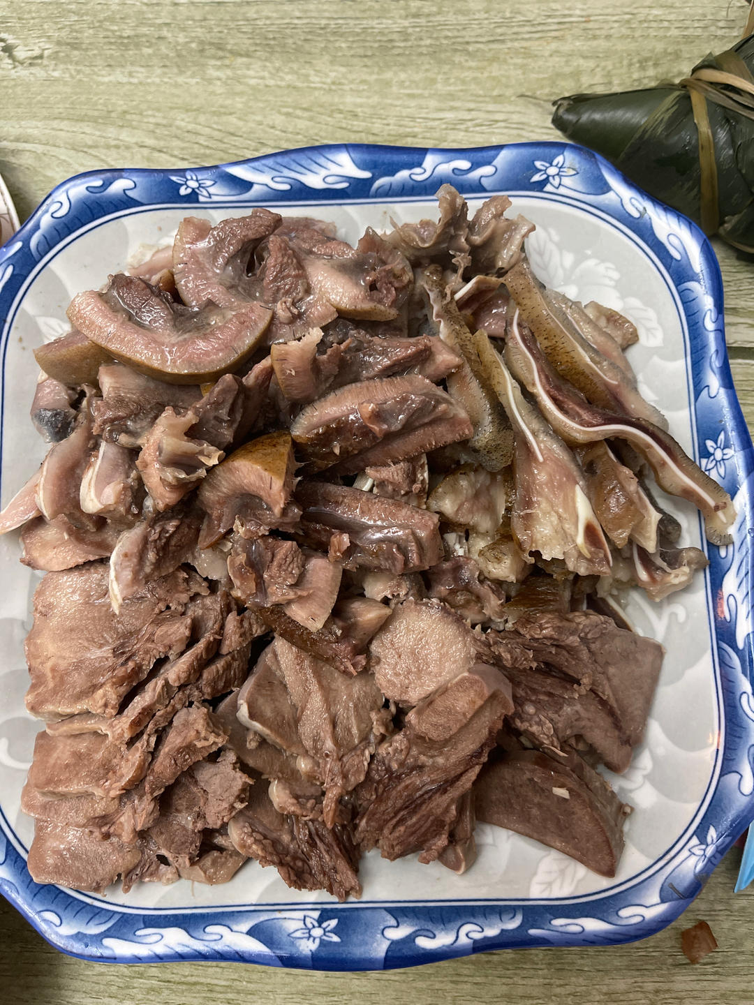 一吃就停不住筷子的猪头肉的家常做法