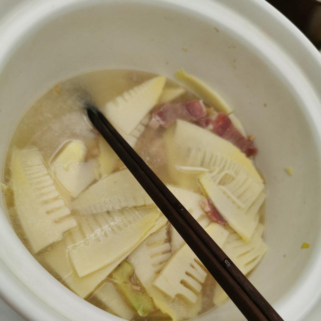 腌笃鲜（金华火腿春笋汤）