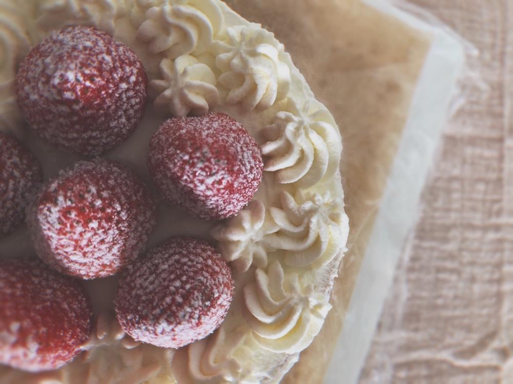 草莓奶油蛋糕/基础戚风胚，徒手脱模剖片及抹面挤花/「戚风及其衍生」烘焙视频蛋糕篇1