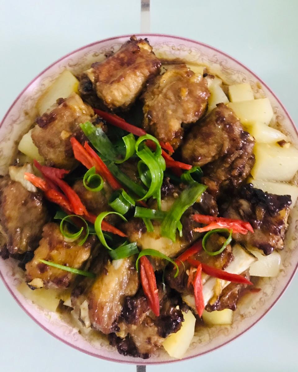 香酥排骨蒸土豆