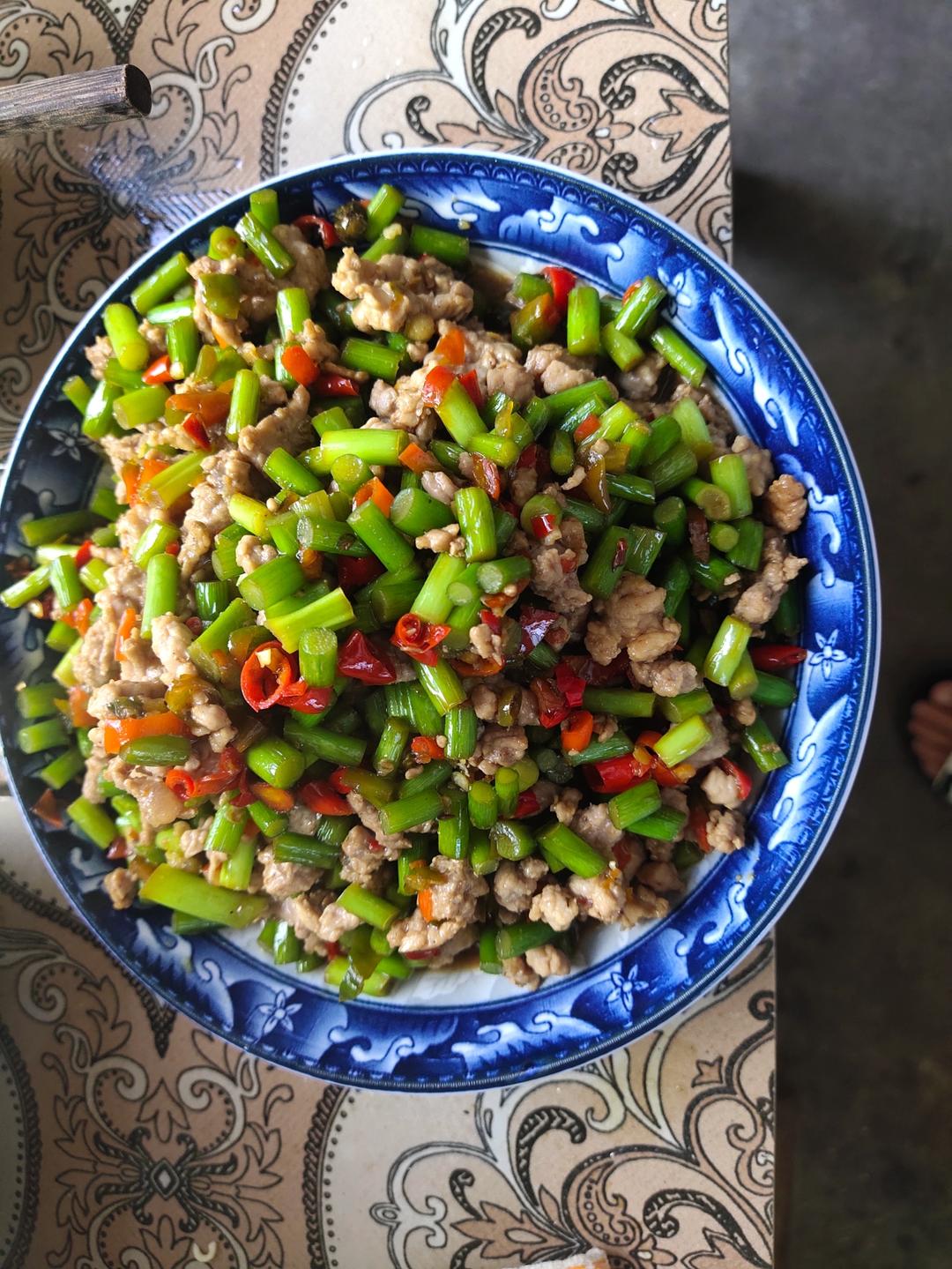 炒苍蝇头（蒜薹炒肉沫）