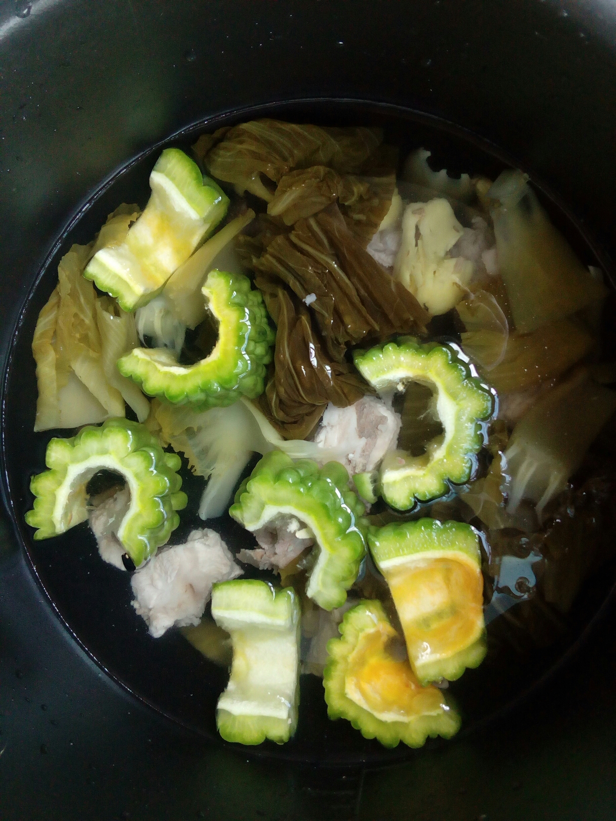酸菜苦瓜排骨汤的做法