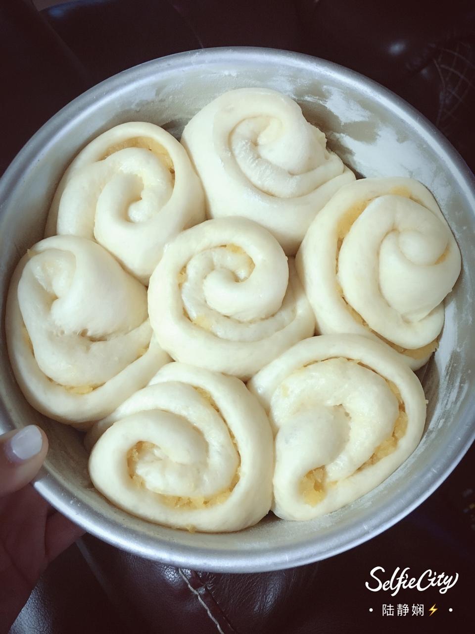 椰蓉花环面包