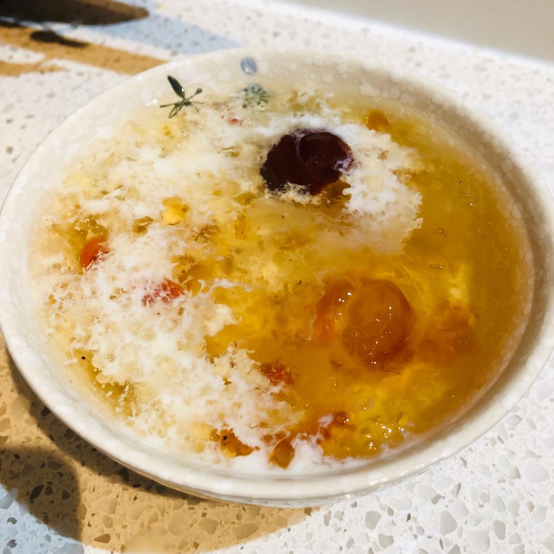 桃胶雪燕银耳皂角米羹