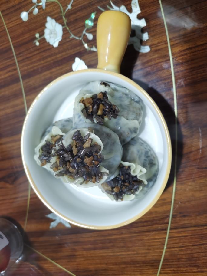 乌米两吃：乌米甜白酒，乌米烧卖