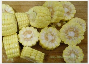 玉米排骨汤的做法 步骤1