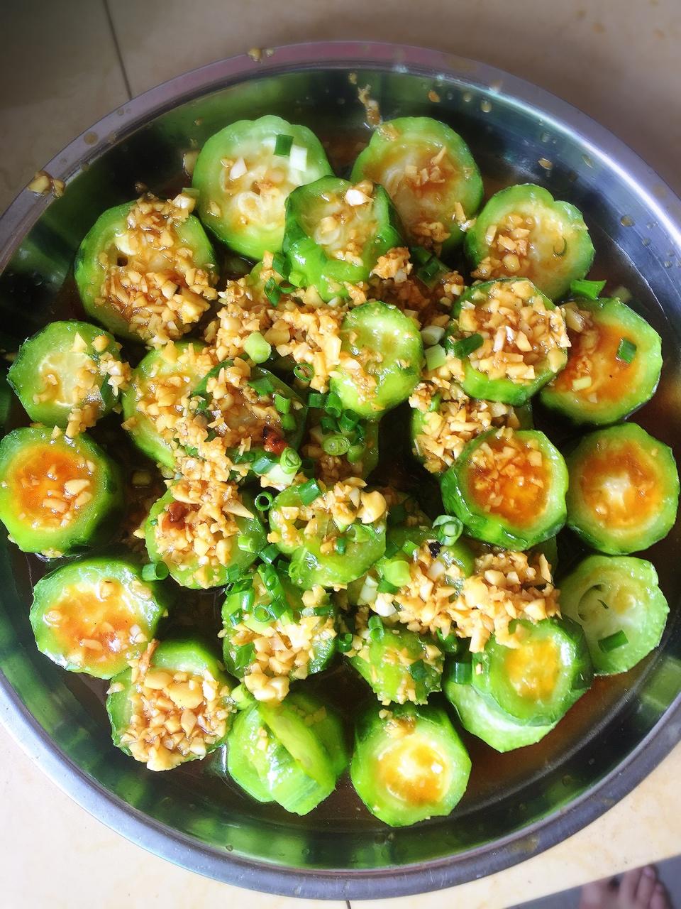 只需要五分钟就可以的美味蒜蓉蒸丝瓜