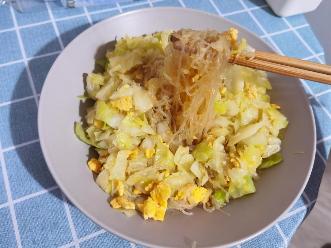 做鸡蛋炒粉丝，千万不要直接炒，多加一步，好看又好吃