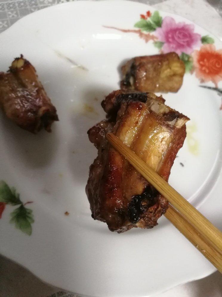 我家排骨从不红烧，加一些大蒜，出锅香喷喷，孩子吃完舔手指