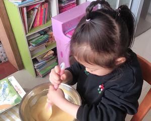 5岁宝宝做的电饭锅蛋糕松软香甜🍰竟然比蛋糕店还好吃，暖哭了的做法 步骤2