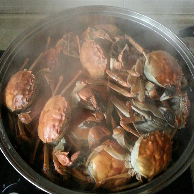 妈妈小汤匙做的清蒸河蟹