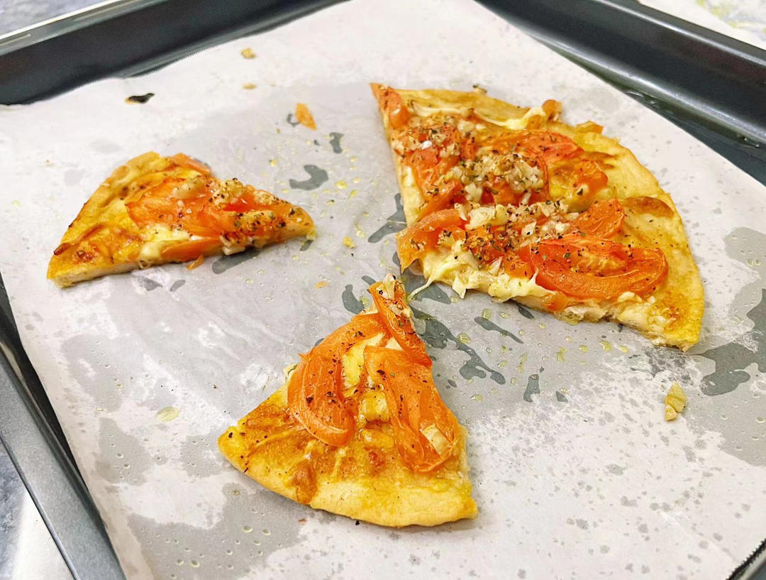 番茄芝士薄底披萨