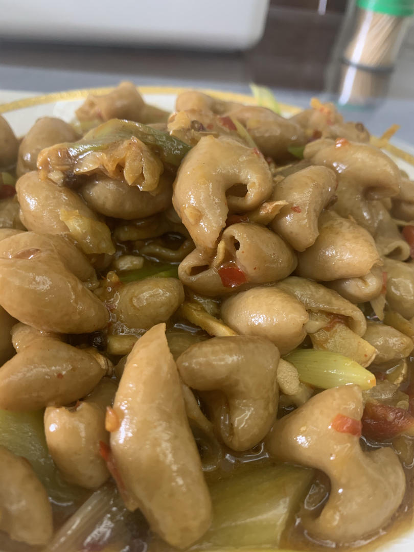 厨师长教你：“青笋烧肥肠”的家常做法，味道香醇软嫩可口