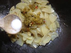 水腌菜炒洋芋的做法 步骤9