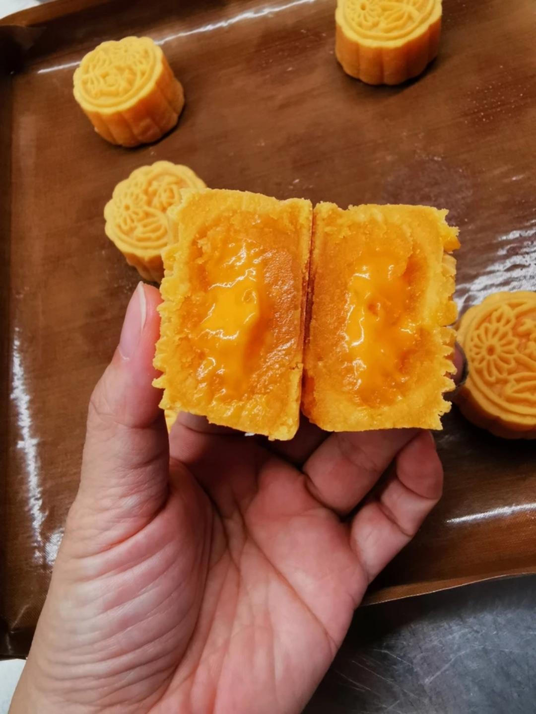 💃奶黄流心月饼——这是可以让你坐稳朋友圈厨霸位置的月饼🥮，没人点赞算我输👎
