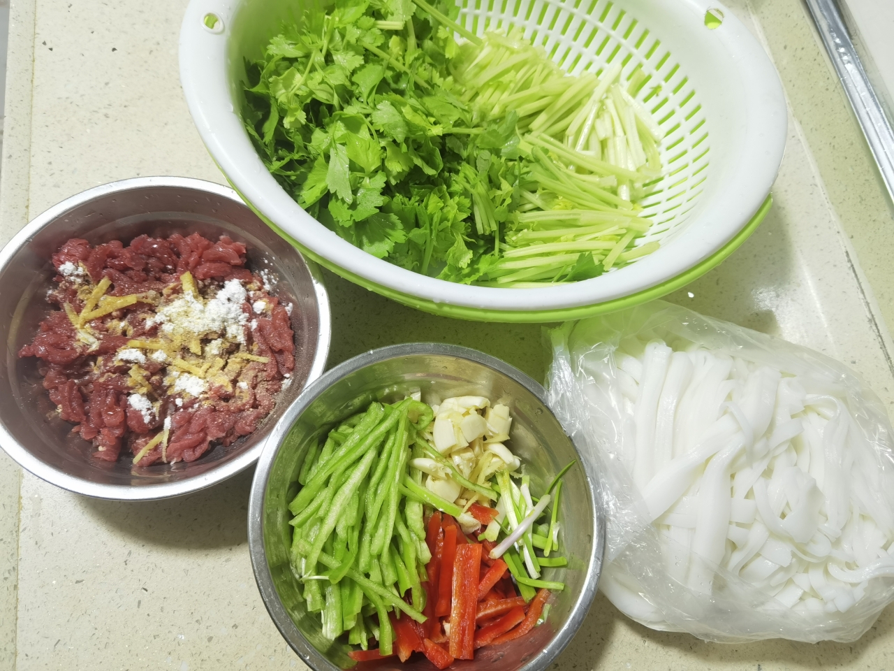 肉丝炒芹菜汤粉(主食)的做法 步骤1