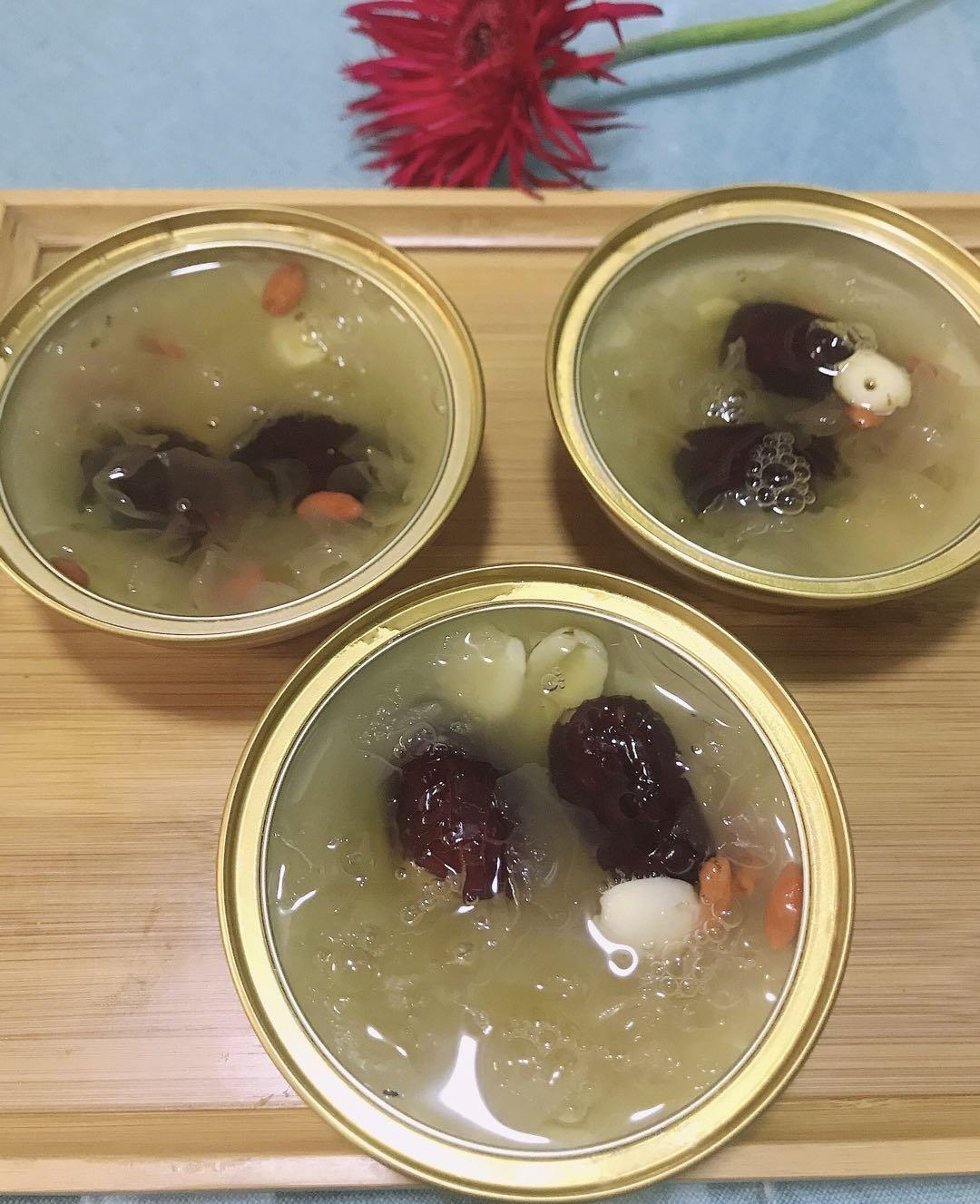 银耳莲子汤(养心驻颜、出胶快秘诀)