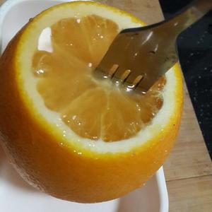 盐蒸橙子，治疗咳嗽，（详细步骤图）的做法 步骤5