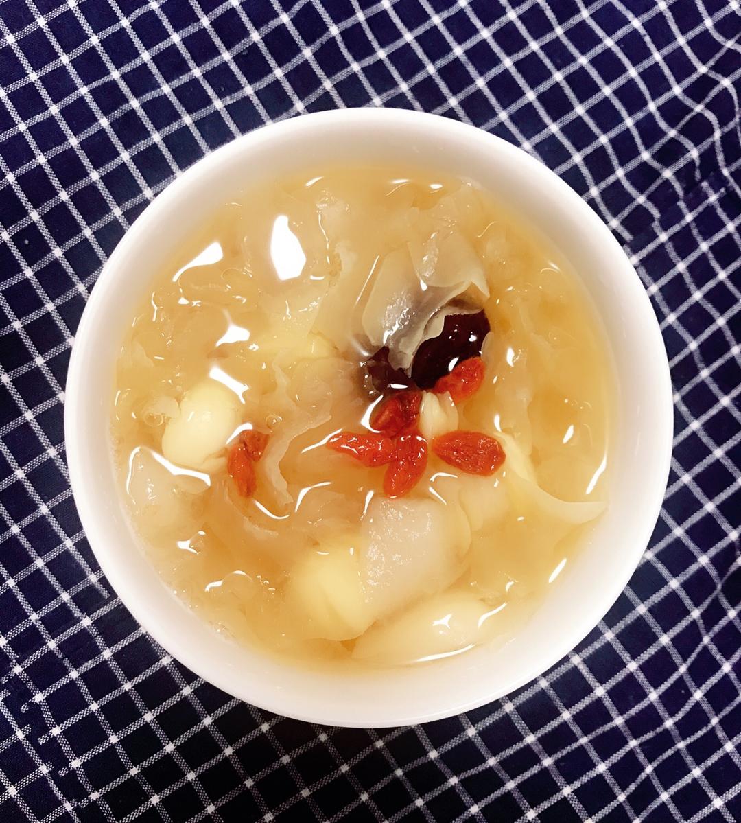 【秋季滋补--雪梨银耳莲子羹图片】欧呀么检检检_下厨房