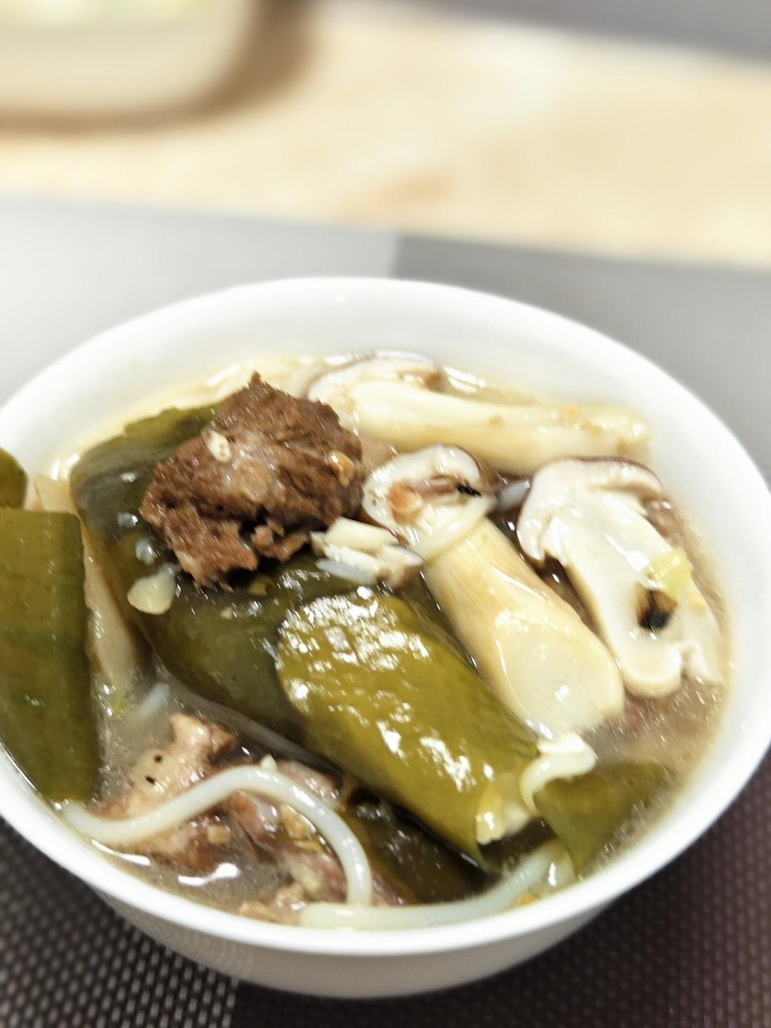 菌菇鸡汁米线，汤好鲜啊！