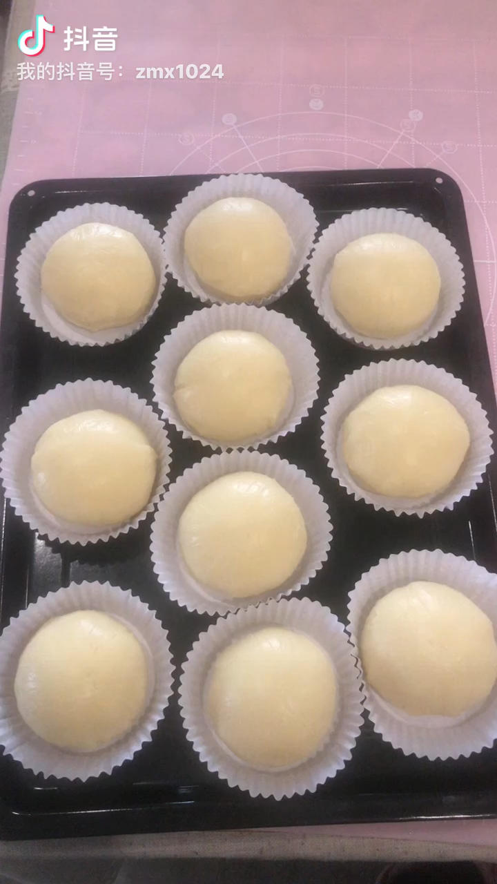 好吃到炸裂的港式菠萝包（附带制作酥皮的小视频）