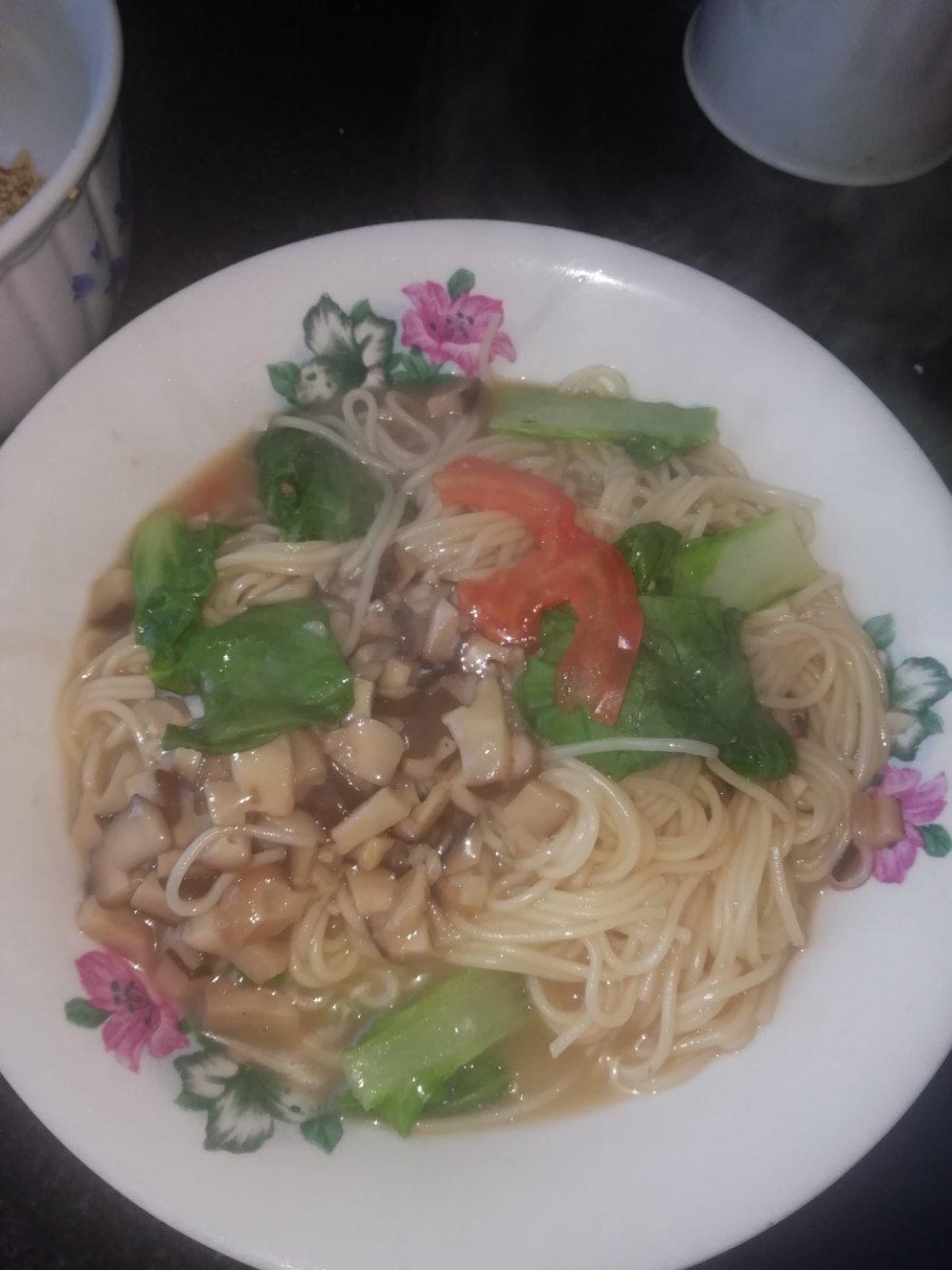 菌汤面条 看得见的香菇 尝得到的鲜美 这才是真正的菌汤