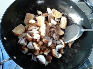 豆干芋头焖冬菇的做法 步骤5