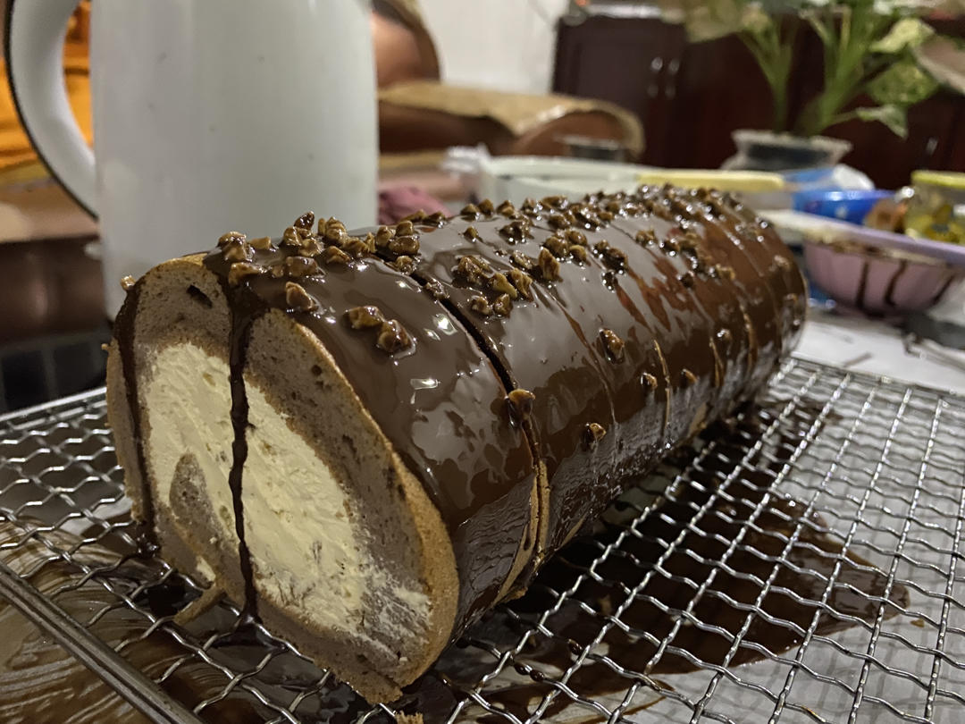 🍫梦龙蛋糕卷. 巧克力脆皮蛋糕卷 by pink-rabbit