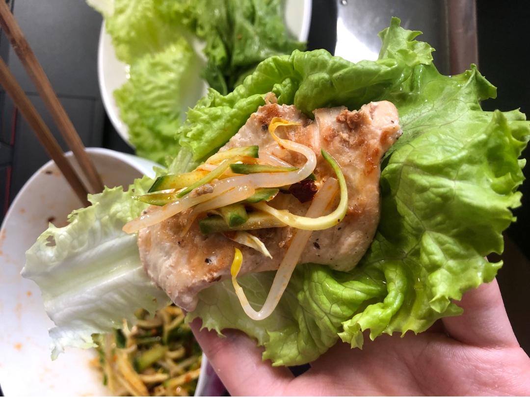 健康低脂生菜卷鸡胸肉