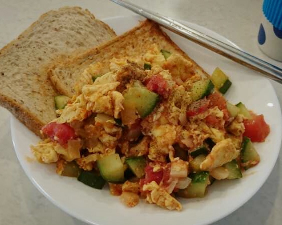 超懒早午饭#黄瓜西红柿炒蛋盖包#