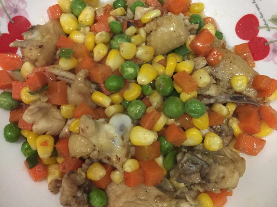 胡萝卜豌豆玉米炒鸡肉