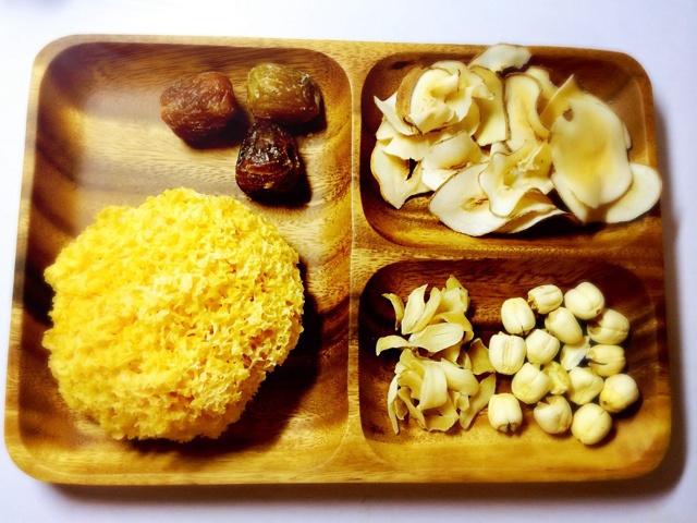 海底椰百合蜜枣银耳羹