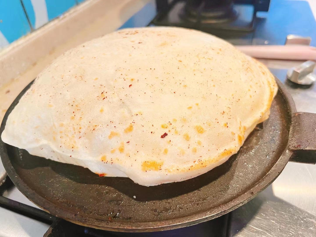 张张都鼓大泡的鸡蛋灌饼这样做不鼓大泡都难