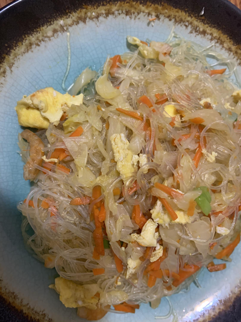 做鸡蛋炒粉丝，千万不要直接炒，多加一步，好看又好吃