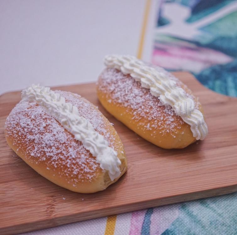 奶油夹心椰蓉面包