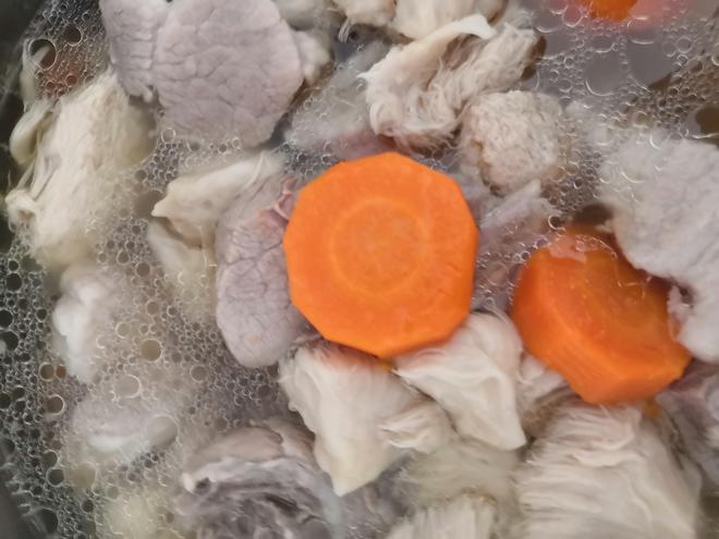 什么调料都不用加都很鲜的———新鲜猴头菇炖猪骨汤的做法