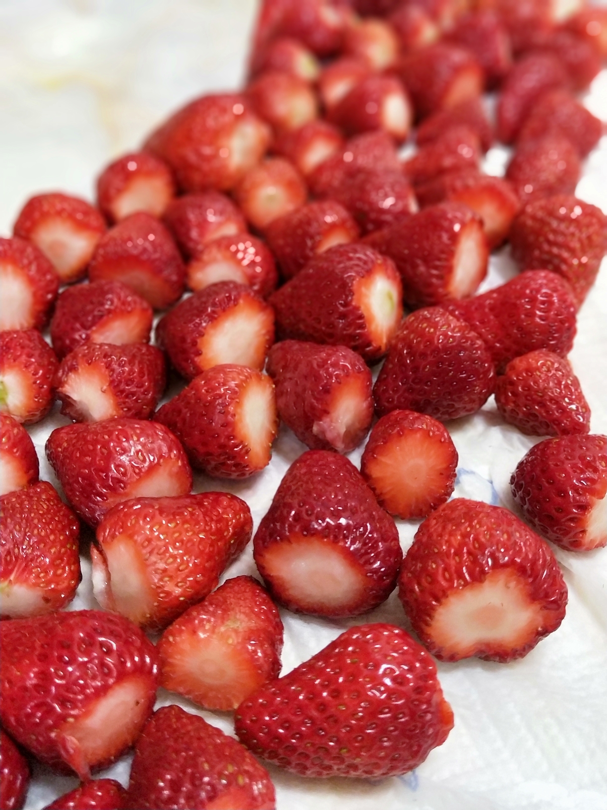 酸酸甜甜草莓果酱_铜锅版的做法 步骤2