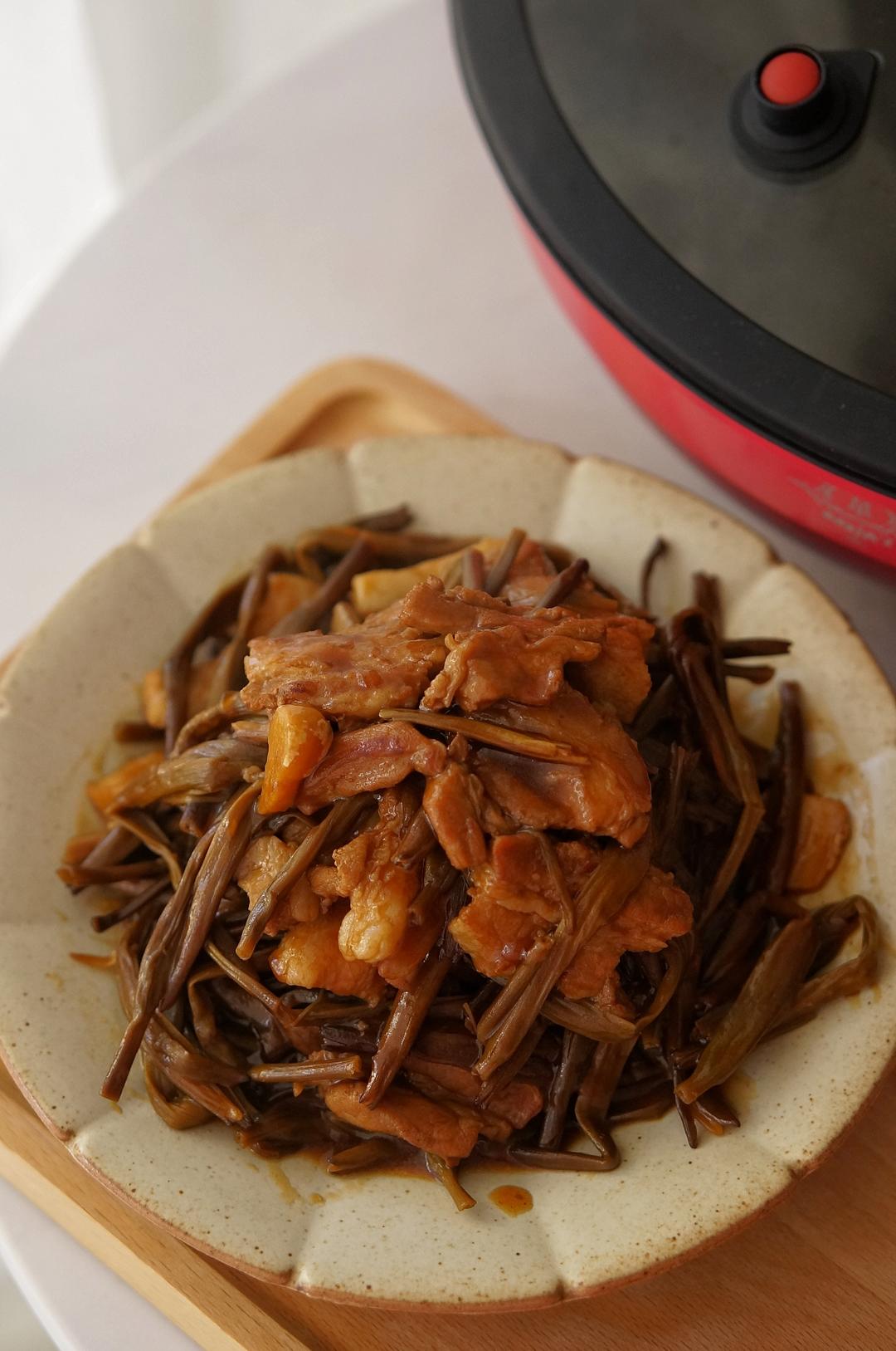 五花肉焖黄花菜|马克西姆不粘锅的做法