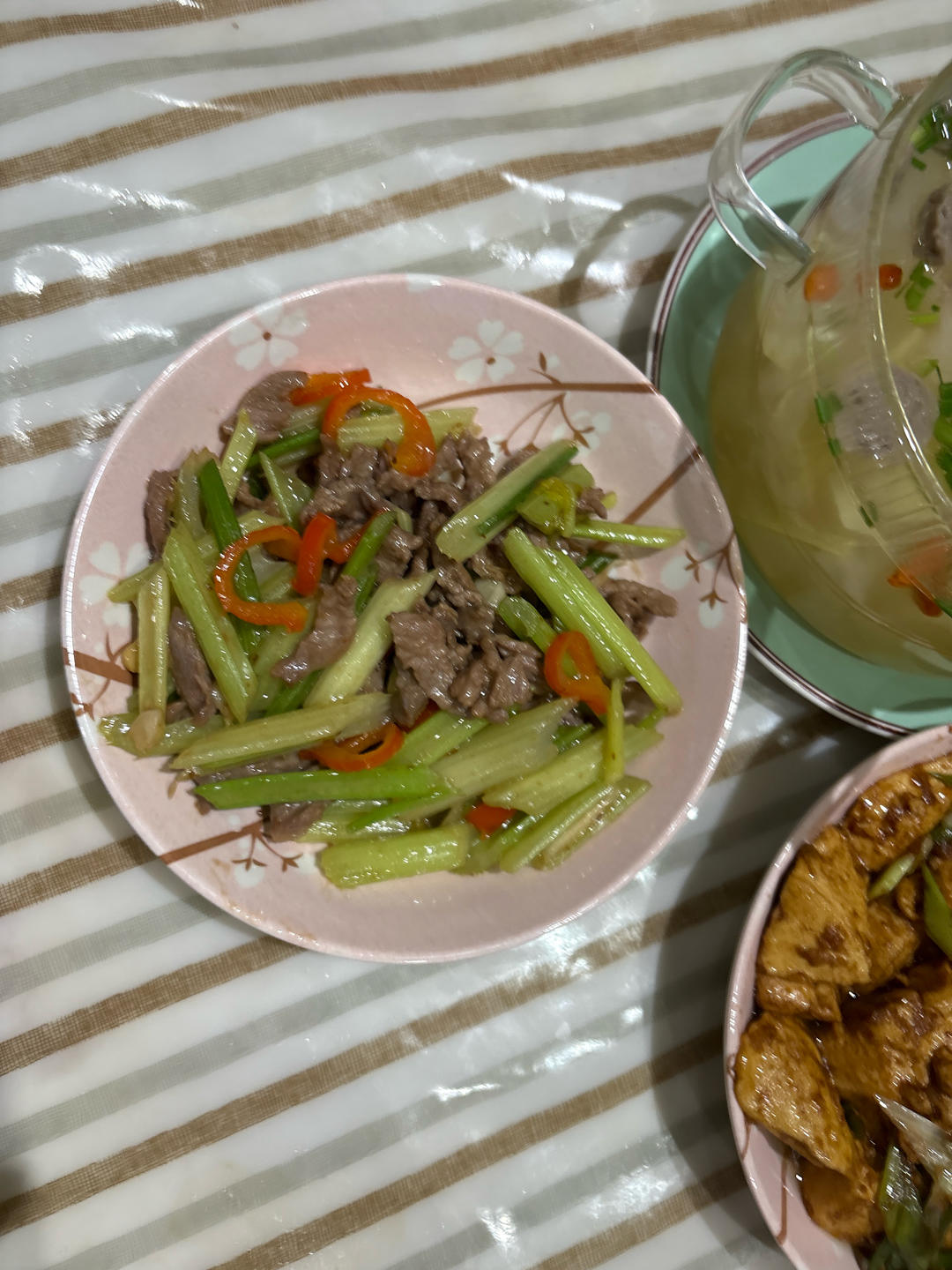 好吃到邻居敲门蹭饭的芹菜炒牛肉！
