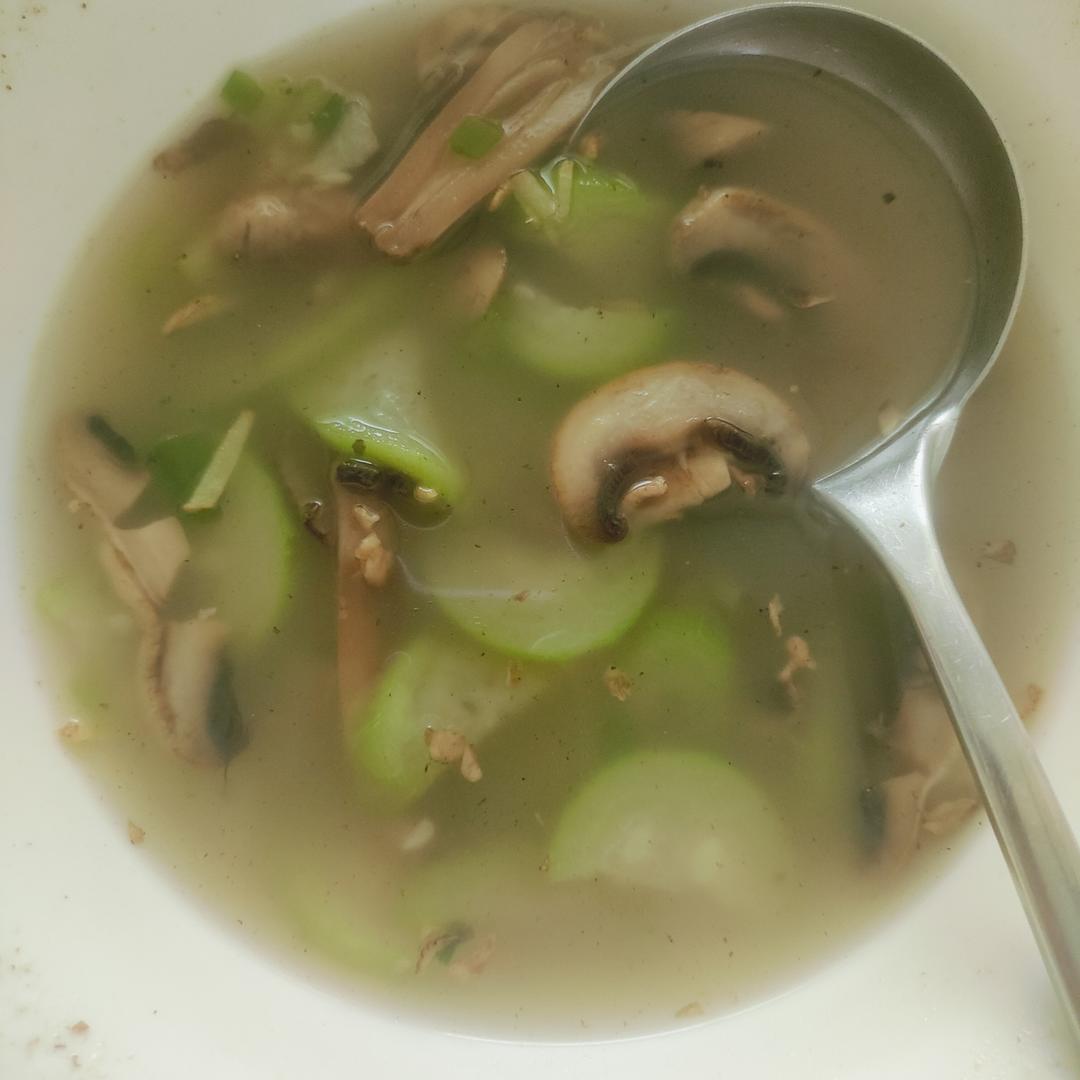 汤鲜味美！适合天热喝的刮油神汤～丝瓜蘑菇汤